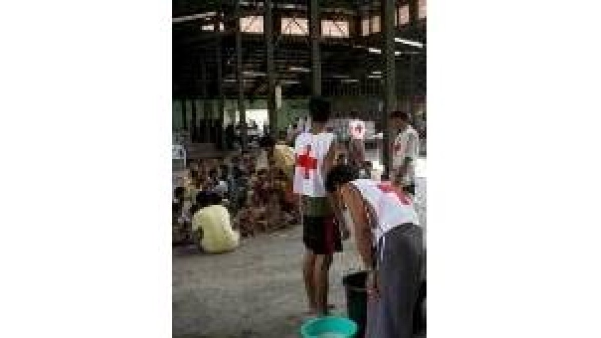 Voluntarios de Cruz Roja preparan la ayuda en un centro de desplazados