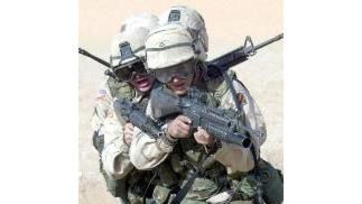 Marines estadounidenses entrenando en el desierto de Kuwait