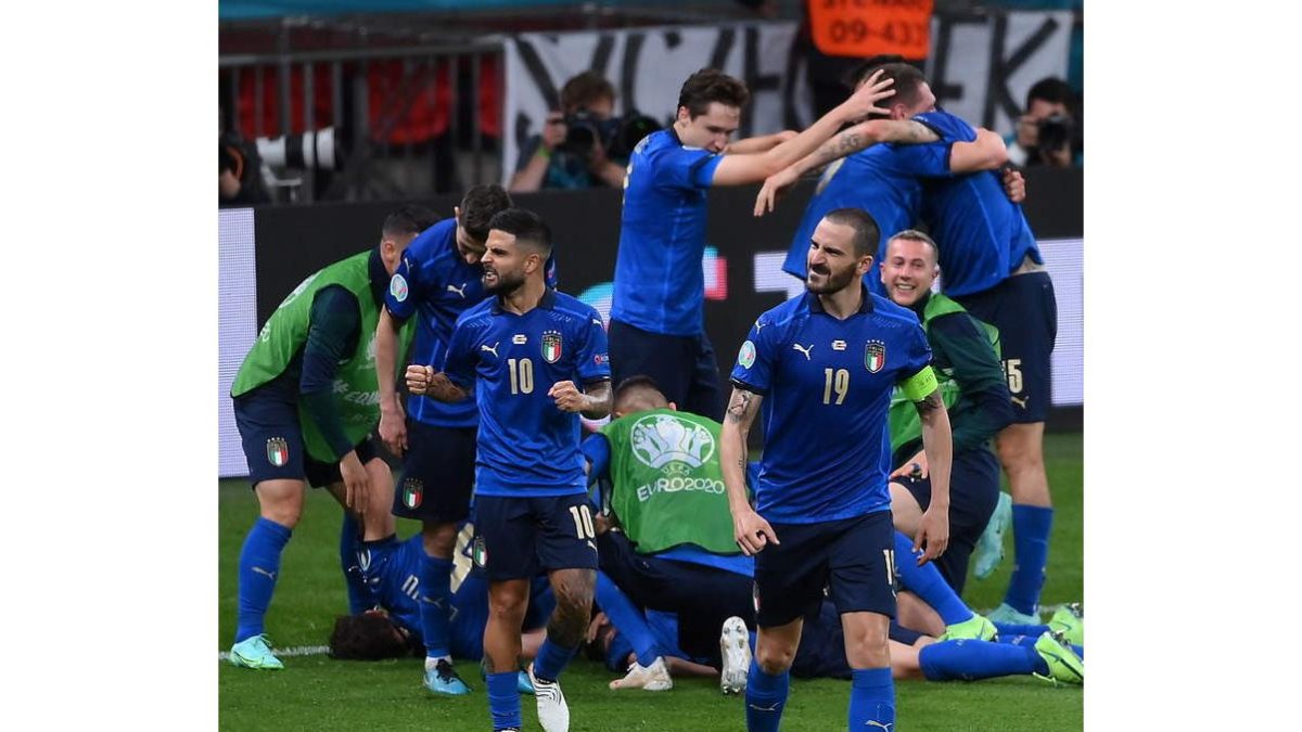 Los jugadores italianos festejan la victoria sobre Austria. LAURENCE GRIFFITHS