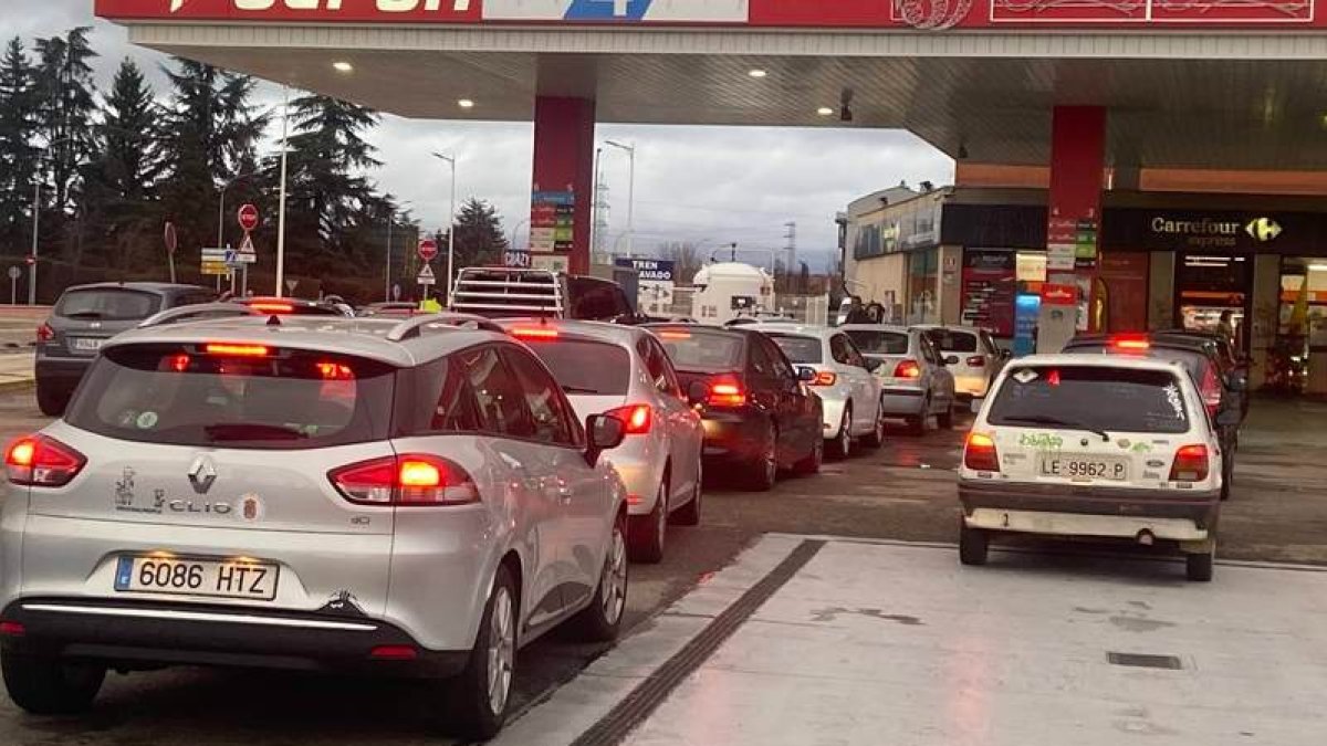 Colas para repostar en una gasolinera antes del fin de la bonificación a los combustibles. DL