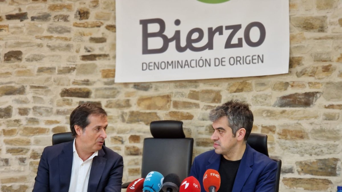 El presidente de la DO Bierzo, Adelino Pérez, y el sumiller Ferrán Centelles. DL