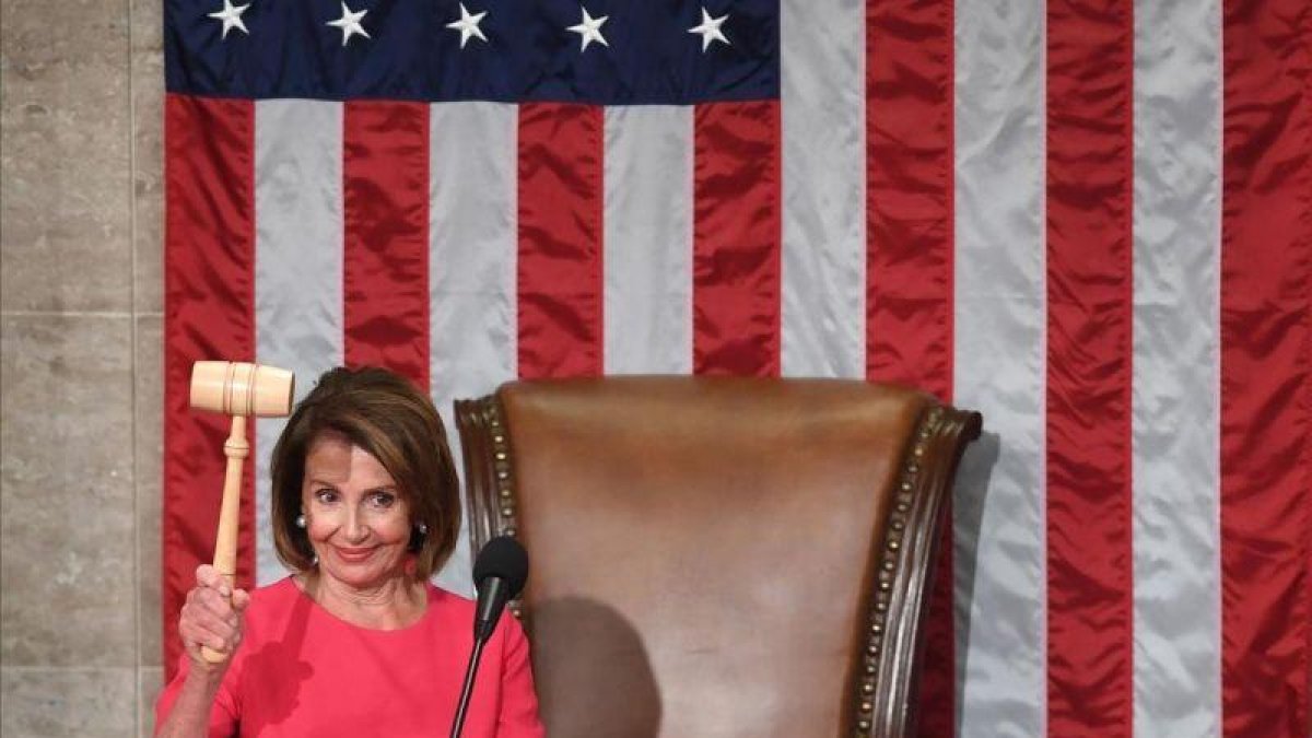 La nueva presidenta de la Cámara de Representantes de Estados Unidos, Nancy Pelosi, con el mazo durante la sesión de apertura del 116° Congreso en el Capitolio en Washington.