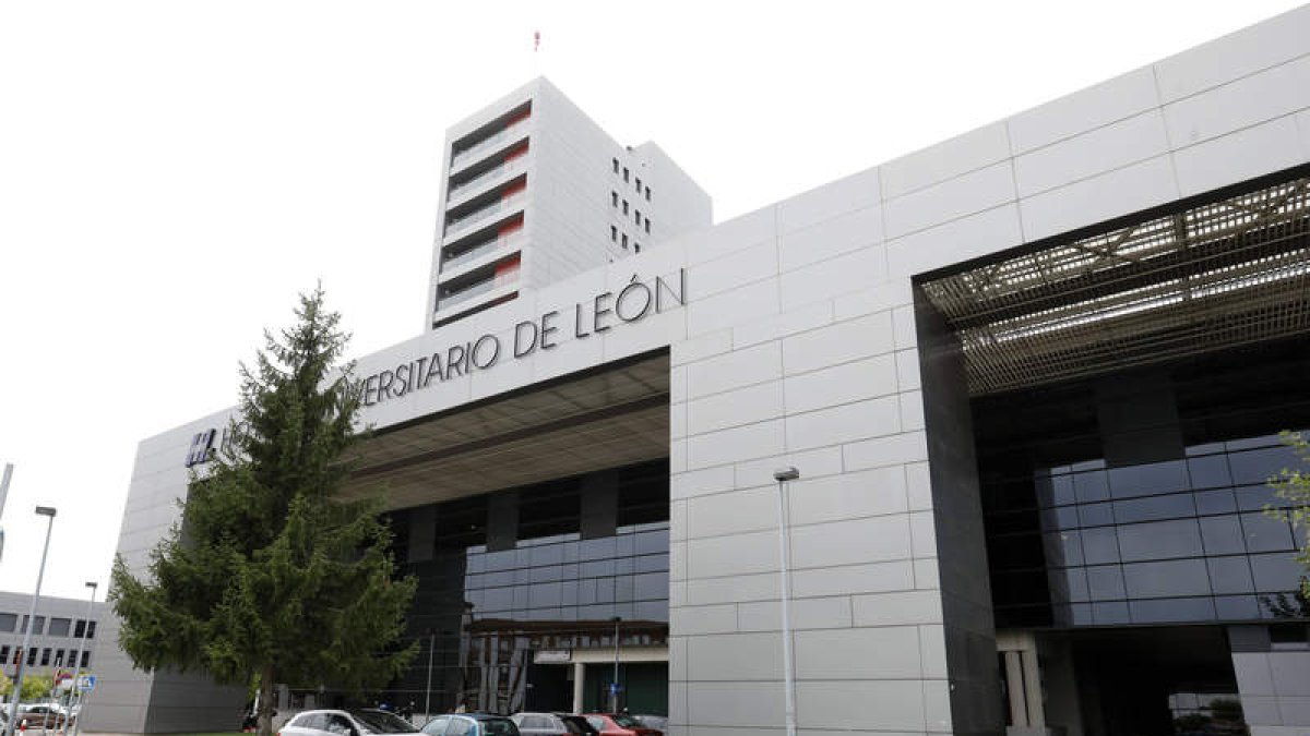Fachada del Complejo Asistencial Universitario de León. MARCIANO PÉREZ