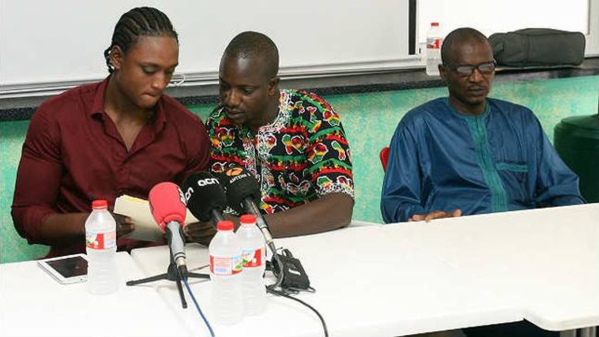 Khadim Kane, portavoz de la asociación de senegaleses de Salou, Ibrahaim Sylla, hermano del senegalés fallecido y Thierno, miembro de la asociación de senegaleses de Salou (Tarragona), durante la rueda de prensa en la que han pedido perdón.