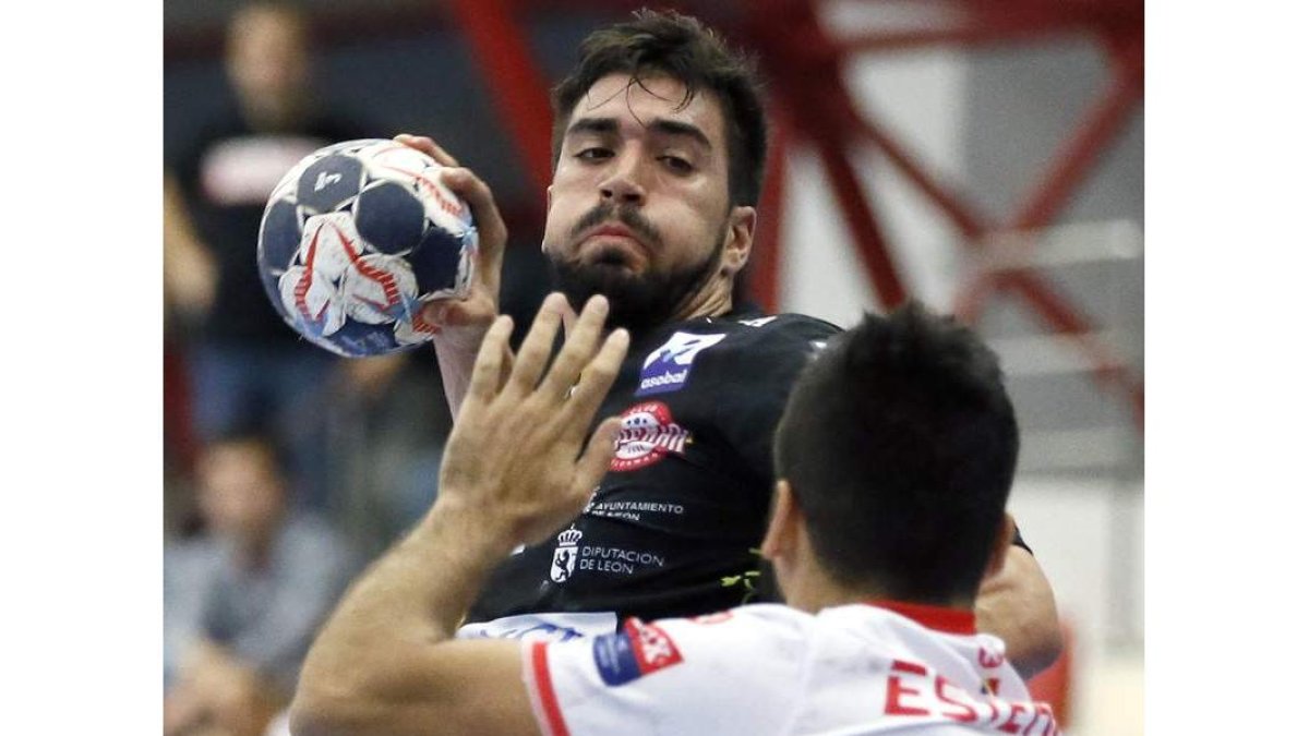 Juanjo Fernández, en una acción ofensiva el pasado sábado ante el Dinamo en Bucarest. ROBERT GHEMENT