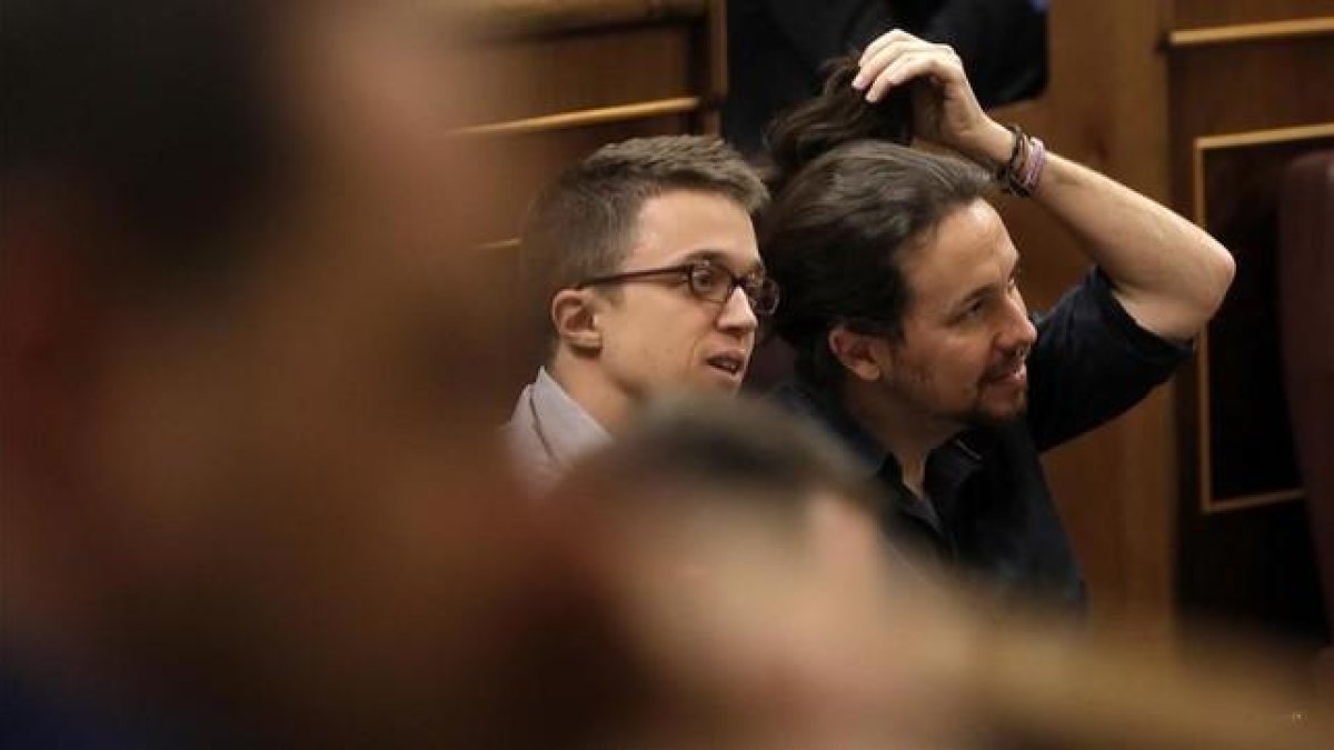 Pablo Iglesias se aregla la coleta mientras escucha el discurso de Sánchez.
