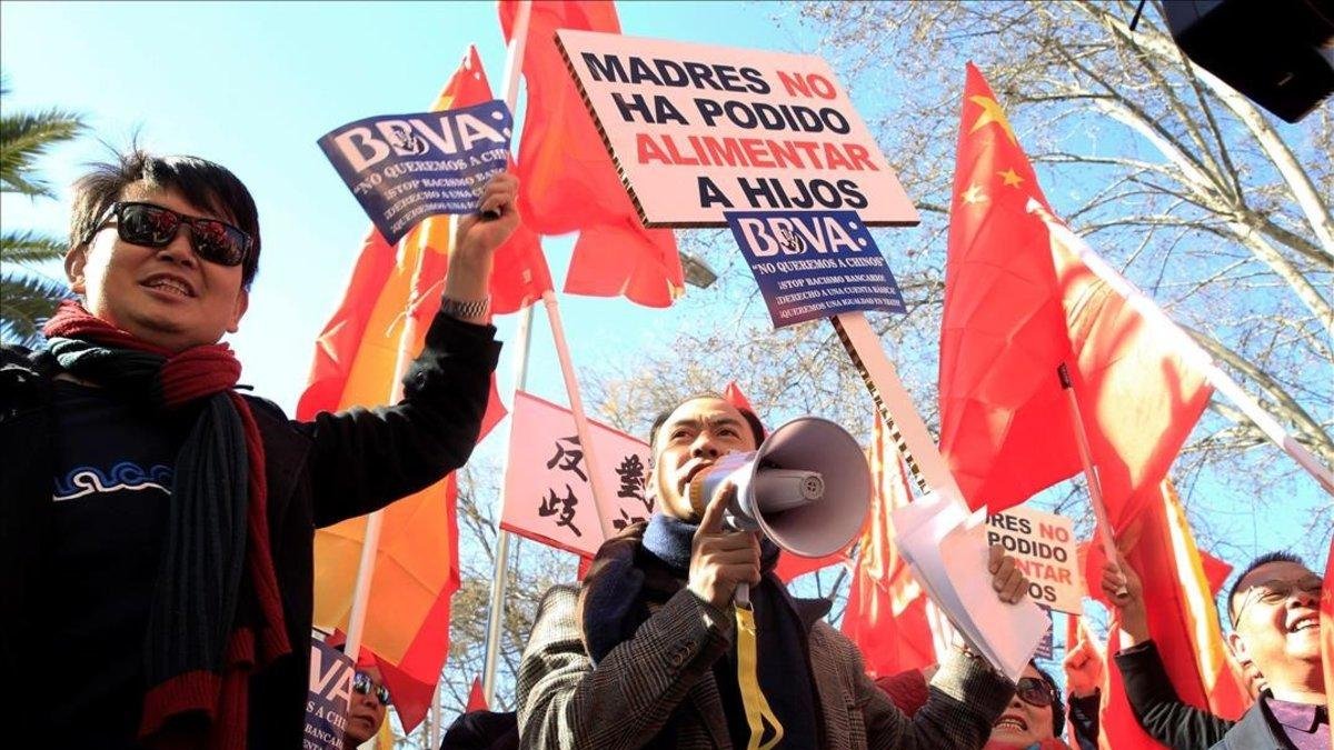 Miembros de la comunidad china se manifiestana en Madrid.