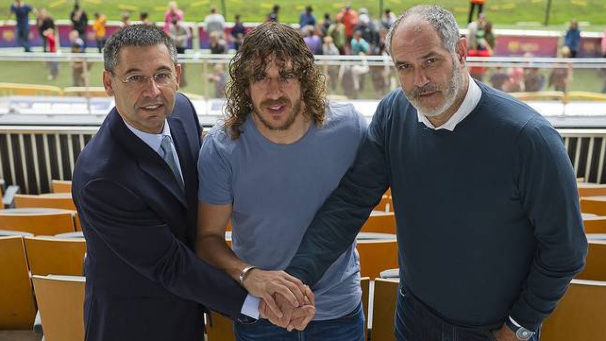 Carles Puyol, entre Josep Maria Bartomeu y Andoni Zubizarreta, el pasado 30 de mayo, durante su presentación como adjunto a la dirección deportiva.