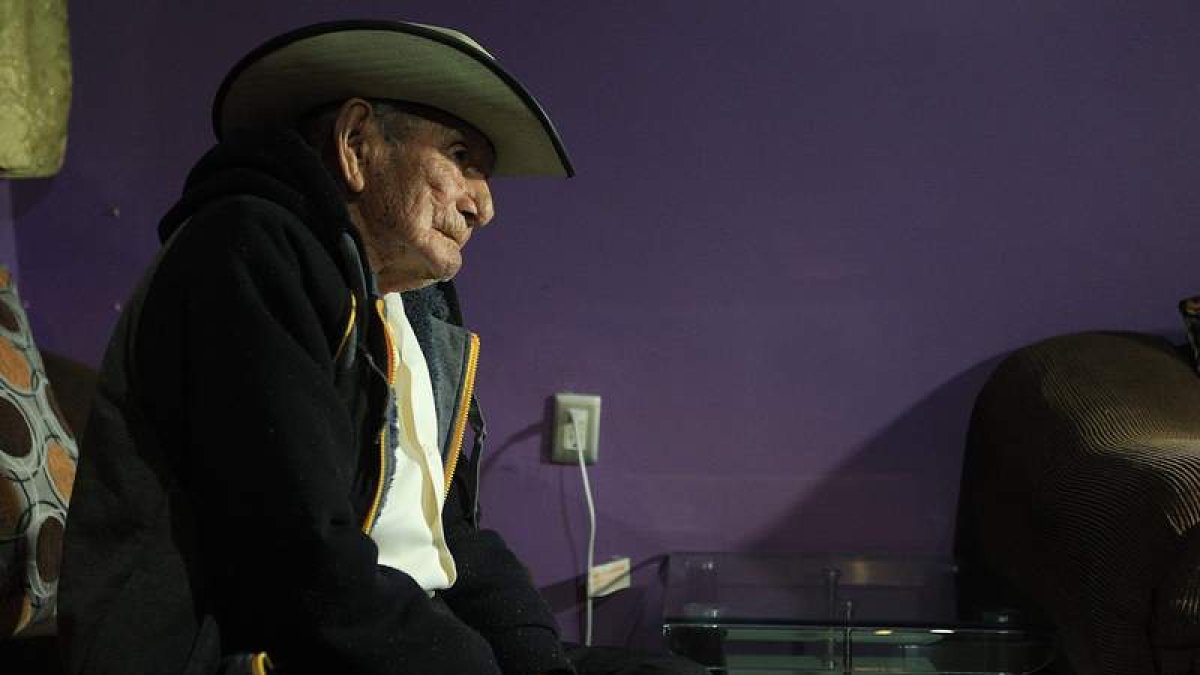 Manuel García, en su cuarto colorido de Ciudad Juárez donde reside con una de sus hijas. LUIS TORRES
