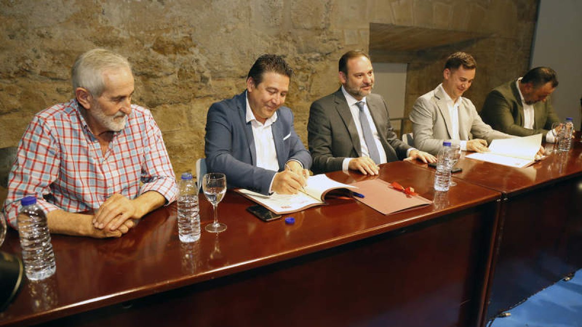 Llorente, Santos, Ábalos, Cendón y Morán, en la firma del acuerdo el 12 de julio de 2019. FERNANDO OTERO