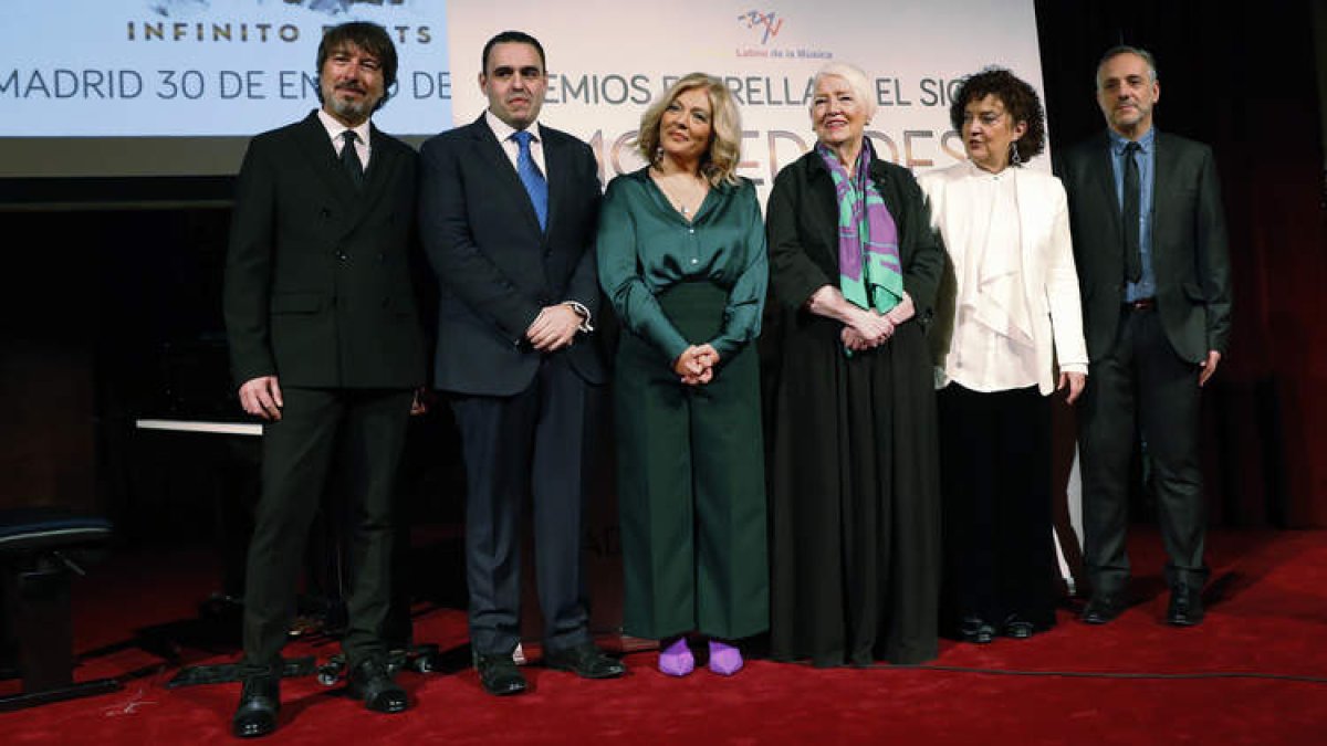 Mocedades, ayer, en la entrega del premio Estrella del Siglo, con el leonés José Miguel González, segundo por la izquierda. EDUARDO OYANA