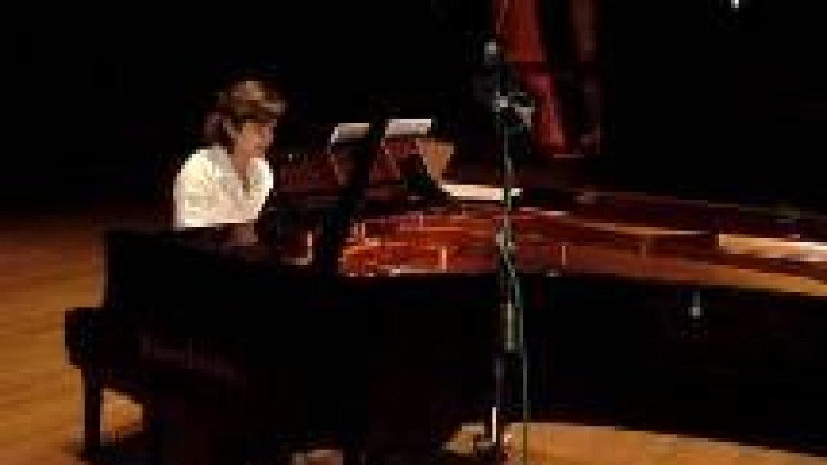La pianista Julia Franco Vidal durante un momento de la grabación del CD en el Auditorio de León
