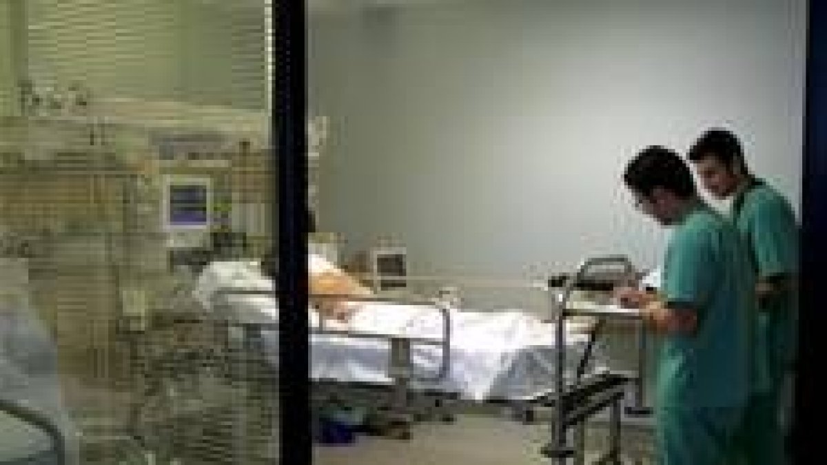 Los médicos pasan visita en la Unidad de Vigilancia Intensiva de Pediatría de un hospital madrileño