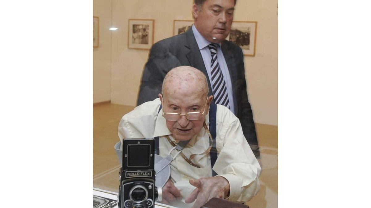 Vicente Nieto observa sus cámaras en León, en la muestra «La mirada furtiva» en el Instituto Leonés de Cultura. Junio del 2011.