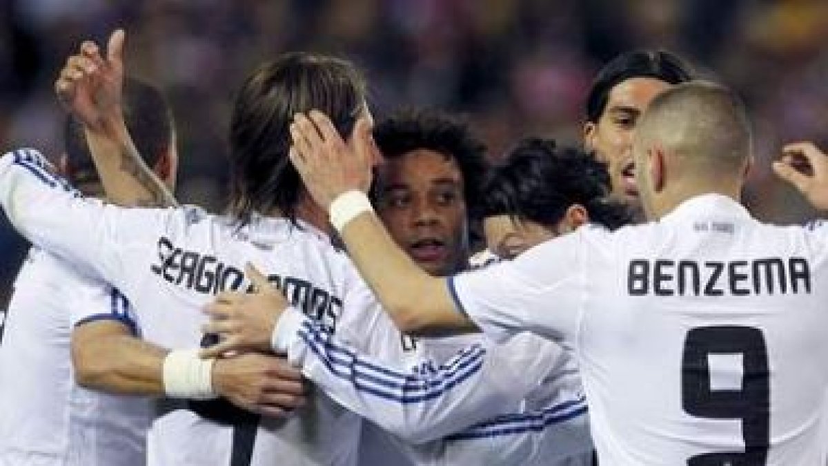El centrocampista del Madrid Özil celebra su gol, segundo de su equipo, con sus compañeros.