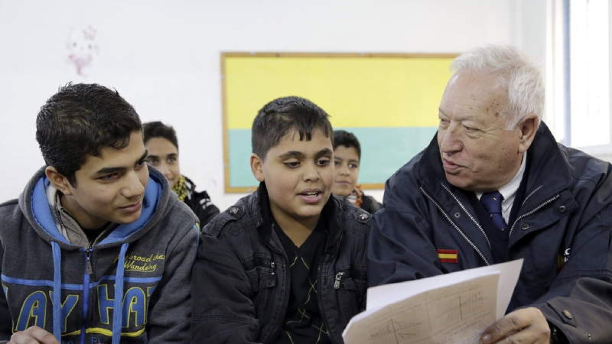 Dos alumnos de una escuela conversan con el ministro.