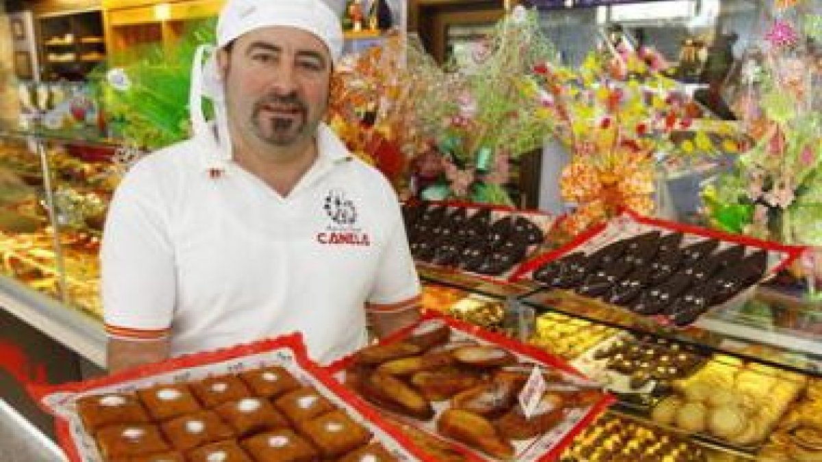 Miguel Carnedo, responsable de la confitería Canela, con los dulces típicos de Semana Santa.