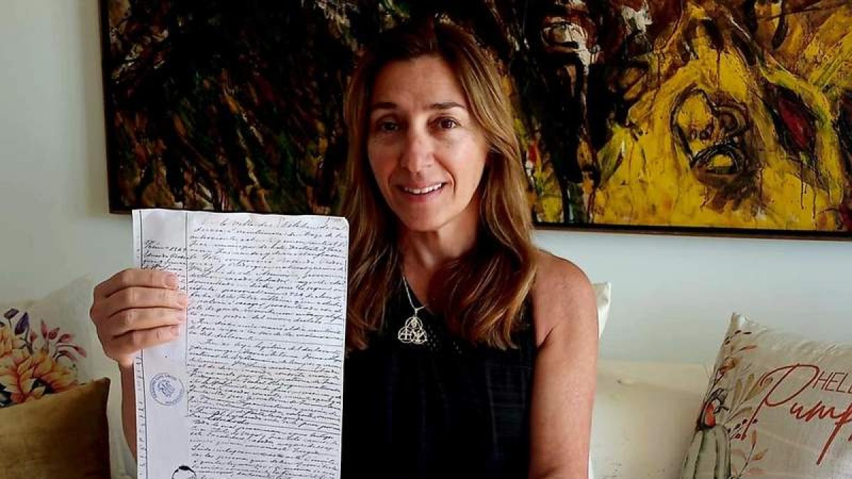 María Alejandra, en su casa de Miami, con el documento de su abuelo enviado por Santiago Macías. DL