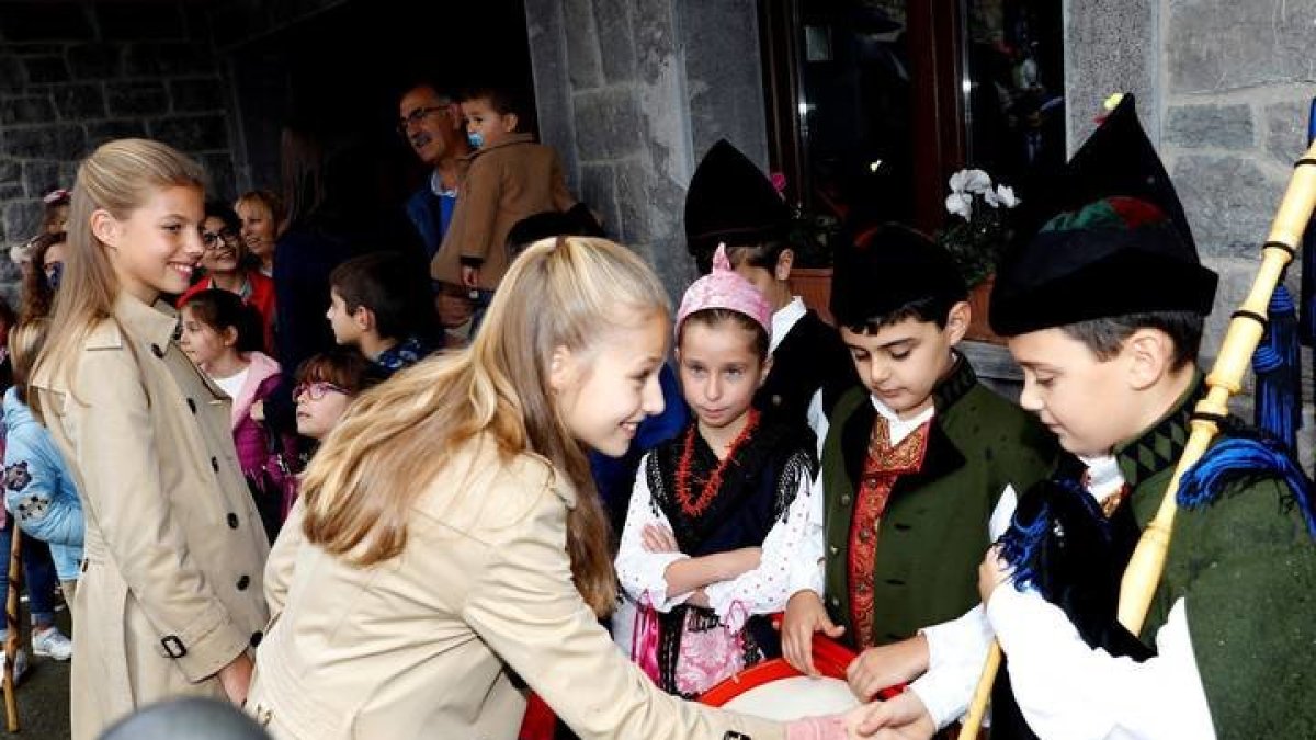 La princesa Leonor saluda a unos gaiteros. CASA DE SU MAJESTAD