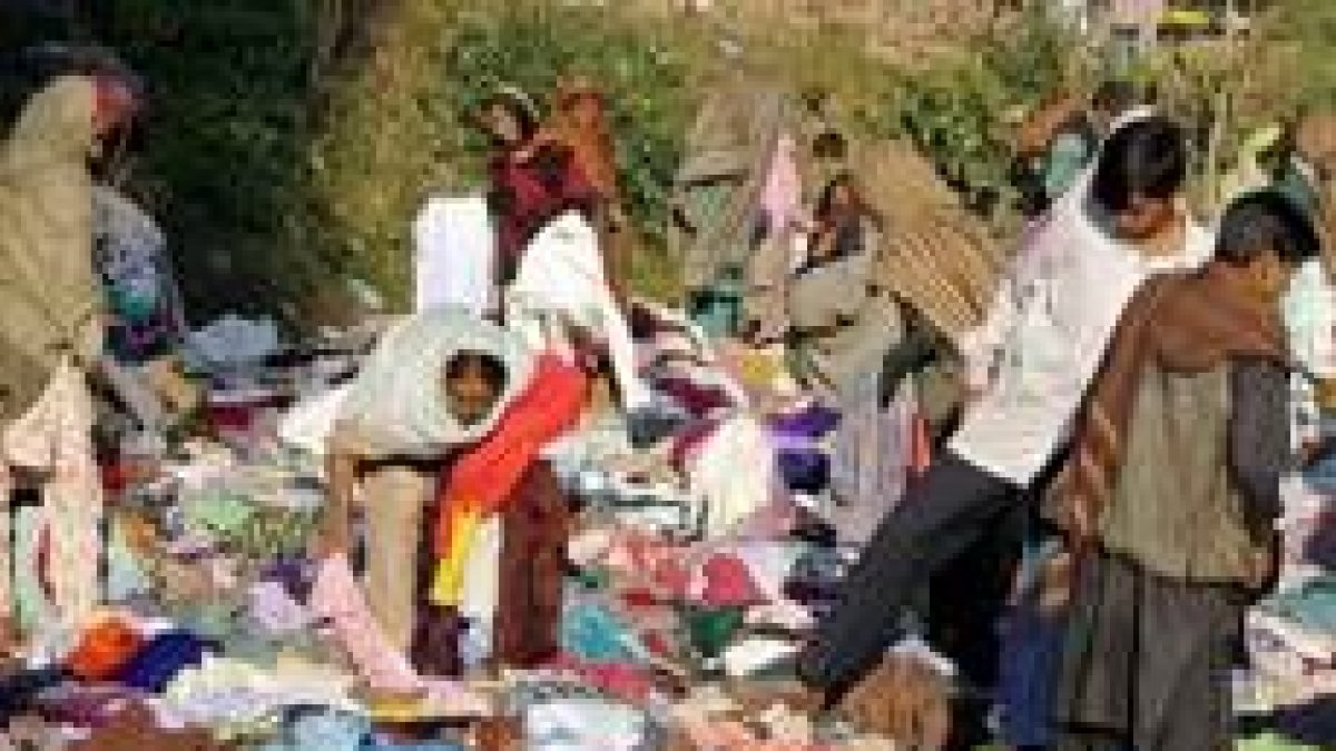 Supervivientes del terremoto reciben ropa en la zona de Cachemira