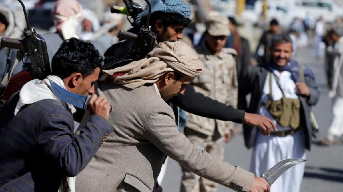 Miembros de distintas tribus leales al movimiento hutí celebran con una danza los 1.000 días de intervención militar saudí, este martes.