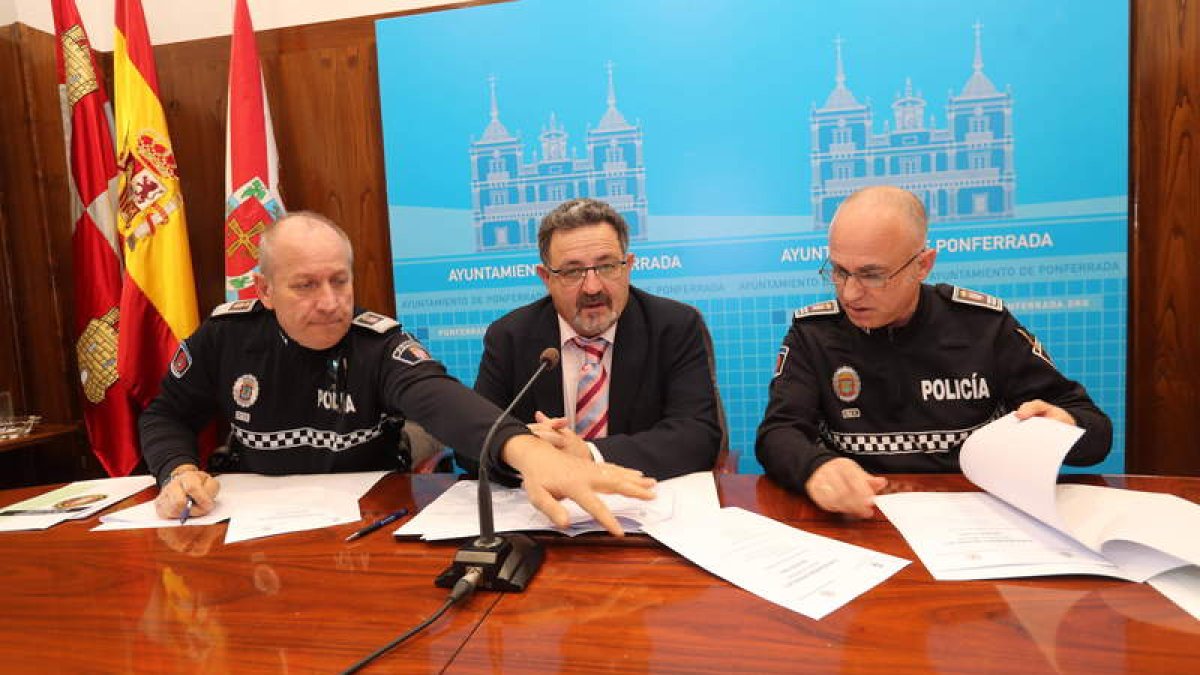 El intendente, Carlos Fernández y miembros de la Policía Municipal.