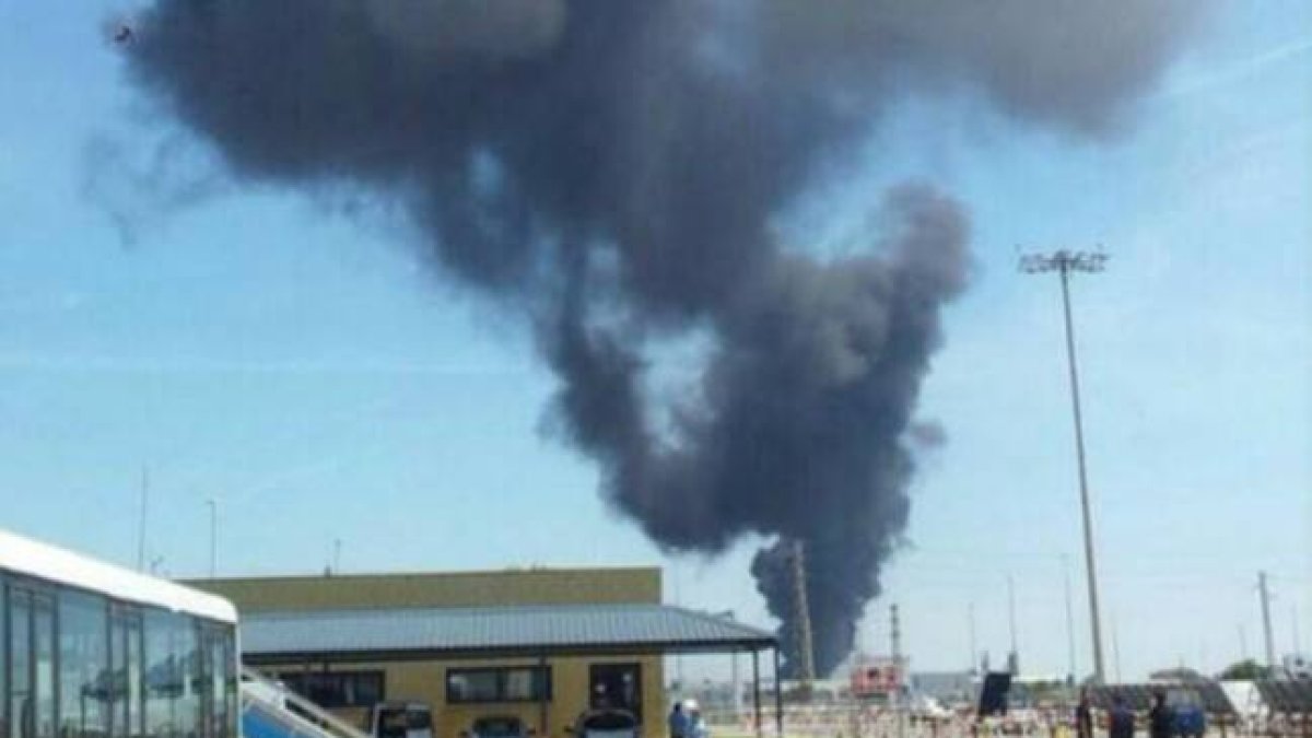 Un avión no comercial sufre una caída en el aeropuerto de Sevilla.