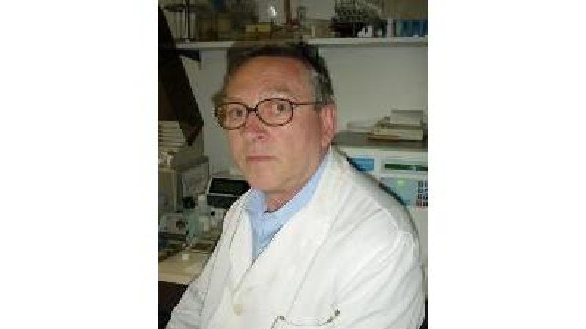 Julio Perretta instaló su clínica de análisis en Villablino hace 25 años