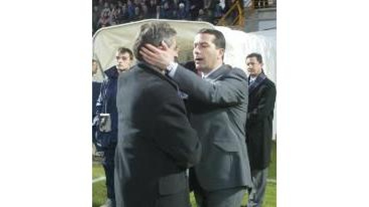 Miguel Ángel Álvarez Tomé y Simón Pérez se abrazan en el último derbi