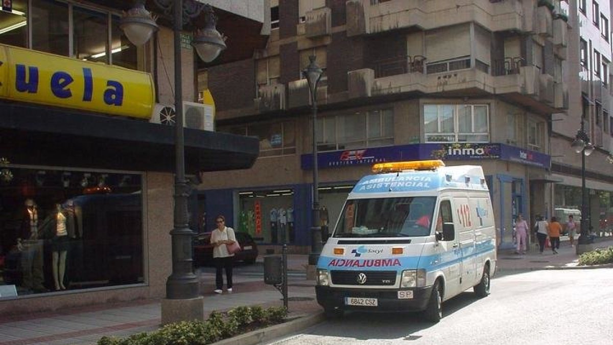 Los heridos fueron trasladados en ambulancia al Hospital del Bierzo. DL