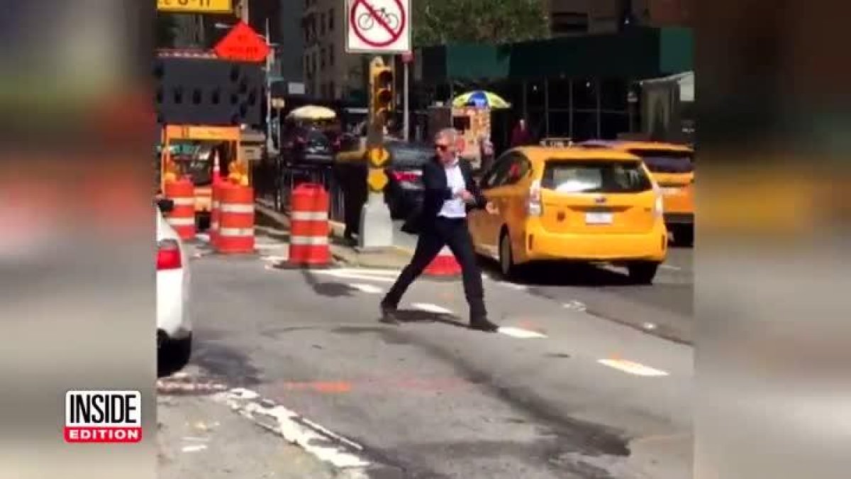 Harrison Ford dirige el tráfico en las calles de Nueva York.
