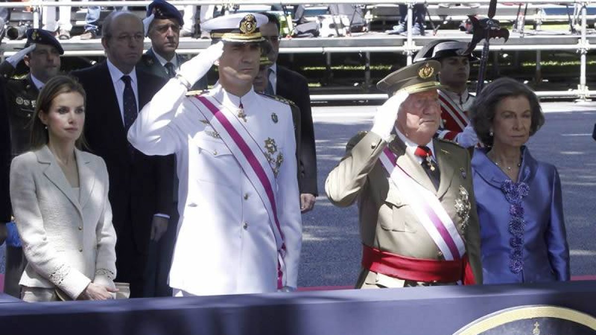 El rey Juan Carlos y el Príncipe de Asturias, junto a la reina Sofía y la princesa Letizia, durante el acto central de la celebración del Día de las Fuerzas Armadas que ha tenido lugar hoy en la madrileña plaza de la Lealtad.