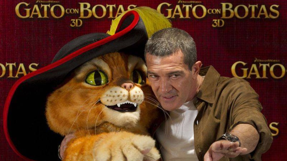 Antonio Banderas posa con el gato protagonista de la película "El gato con botas', a quien el actor español presta su voz, el martes, en México.