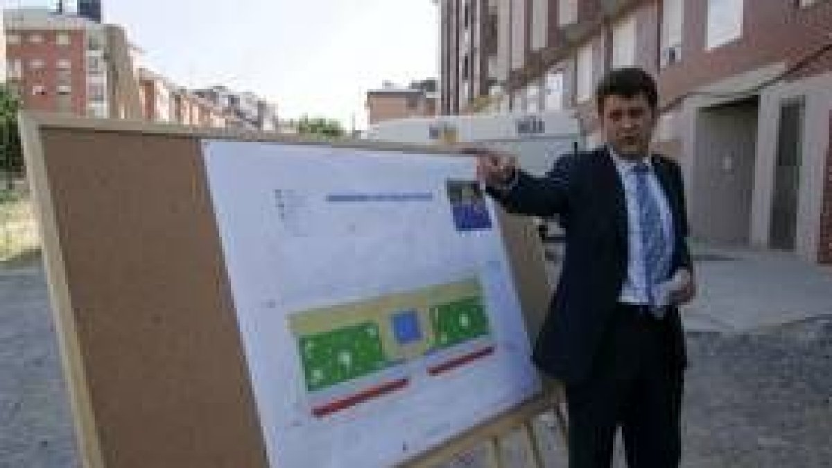 El alcalde, Carlos López Riesco, presentó ayer el proyecto de urbanización sobre el terreno