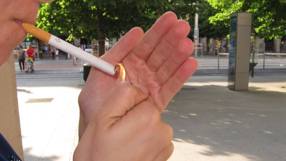 Una persona se enciende un cigarrillo. EUROPA PRESS