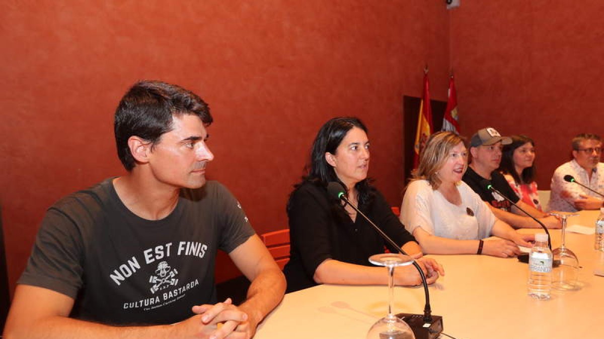 Los ponentes, con la edil de Cultura, María Antonia Gancedo. LDM