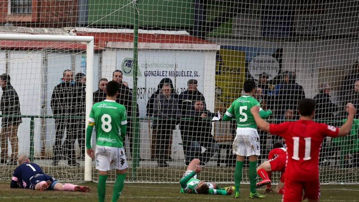 Los jugadores del Astorga cayeron derrotados en los tres minutos finales frente al Real Murcia