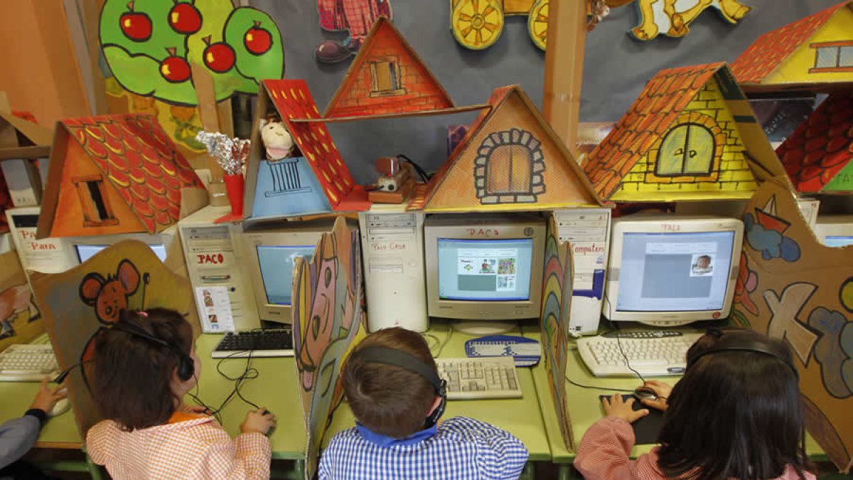 Niños en un colegio de la provincia con ordenadores rescatados y adaptados de un punto limpio por su profesor. JESÚS F. SALVADORES.