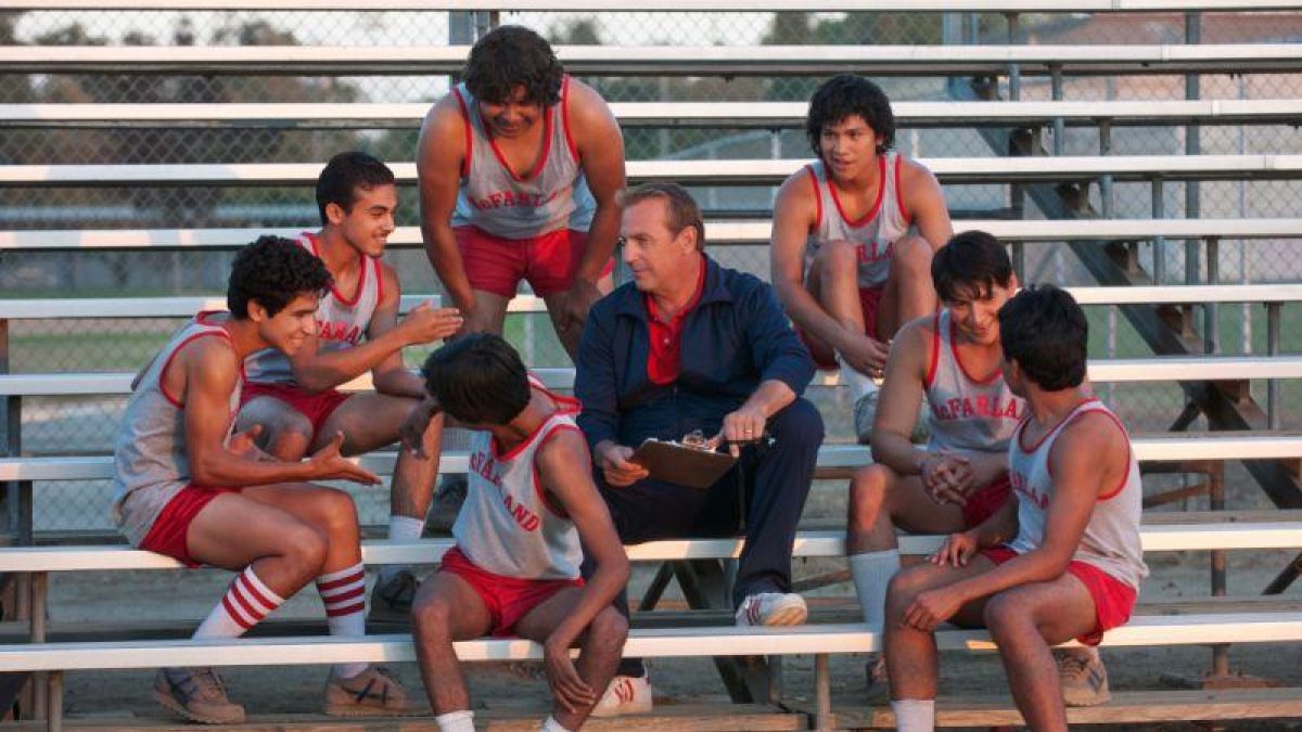 Kevin Costner (centro), en la película McFarland.