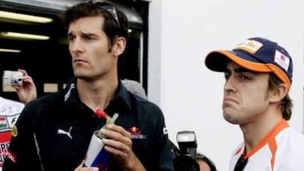 Alonso, junto al piloto de Red Bull Max Webber.