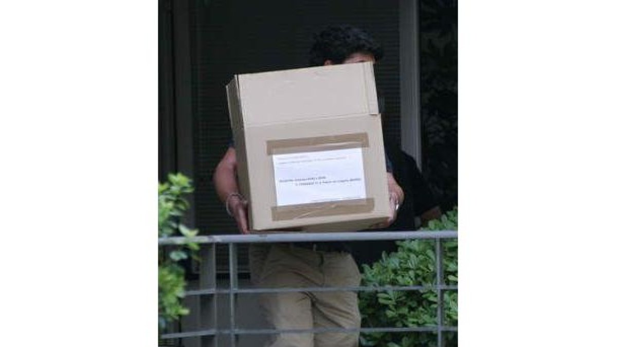Un guardia civil se lleva una caja de la SGAE.