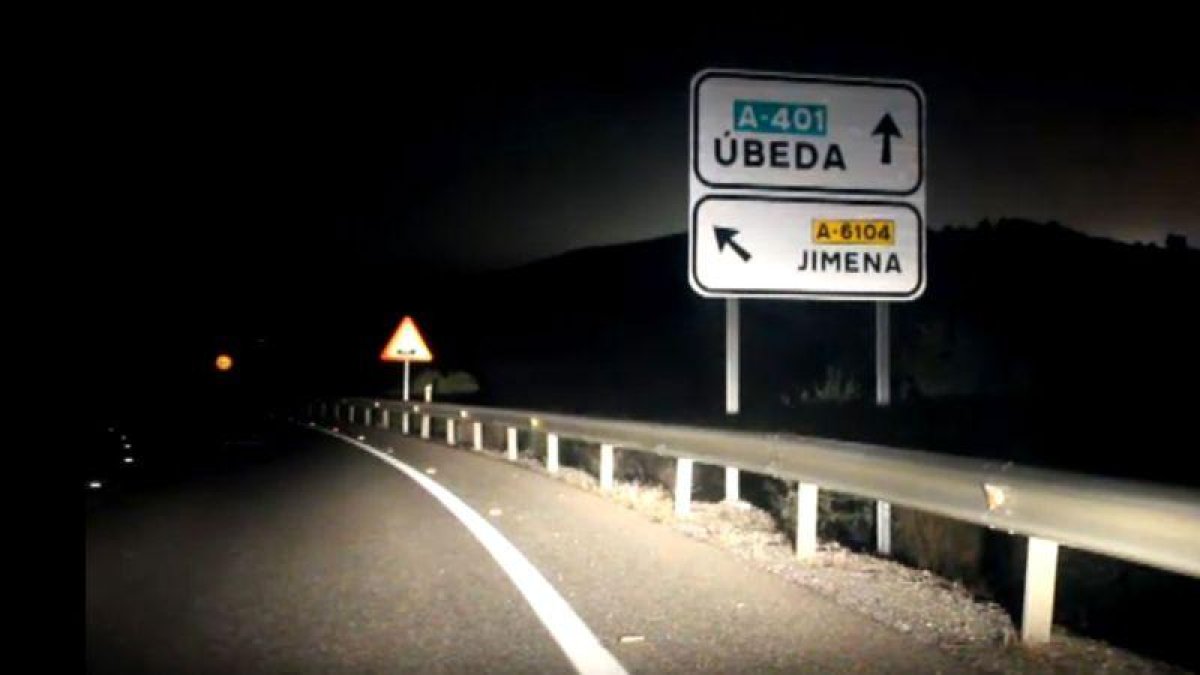 Cuatro jóvenes fallecen en Úbeda (Jaén) tras chocarse frontalmente contra otro vehículo.