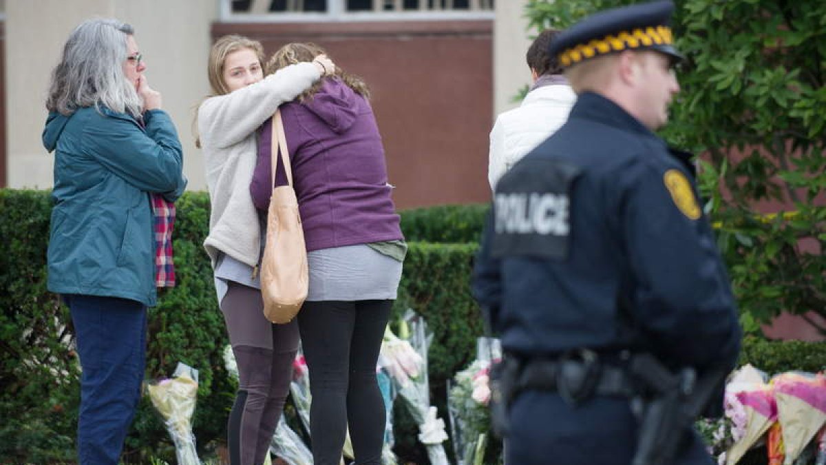 Ciudadanos depositan flores junto a la sinagoga en la que un hombre mató a 11 personas. V. PUGLIESE