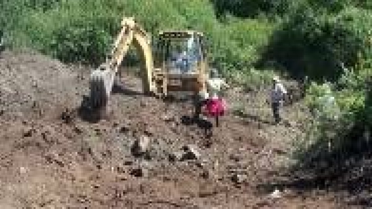 La imagen muestra un momento de los trabajos de exhumación que comenzaron el viernes en La Retuerta