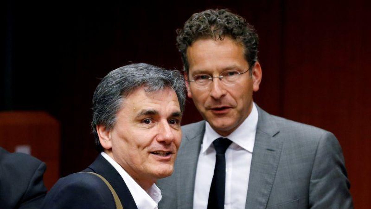 El ministro de Economía griego, Euclid Tsakalotos, y el presidente del Eurogrupo, el holandés Jeroen Dijsselbloem (a la derecha).