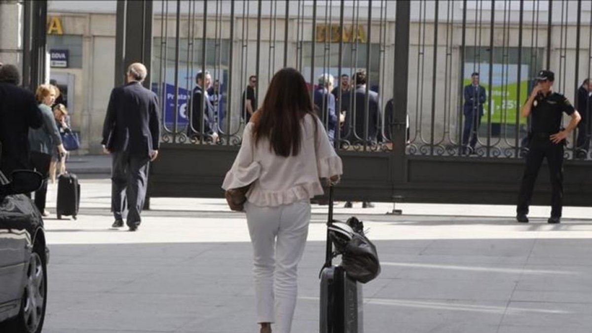 Una diputada abandona el Congreso con su maleta.