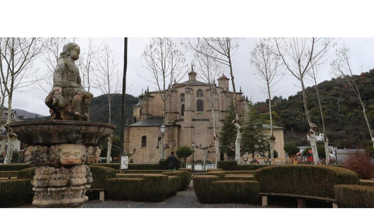 Villafranca cuenta con un sobresaliente patrimonio para la sede de ‘Las Edades’, como la Colegiata (en la foto) y una larga lista. ANA F. BARREDO