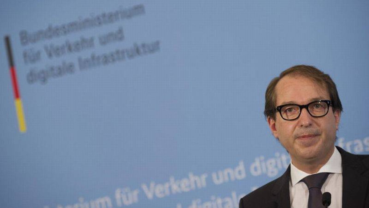 El ministro alemán de Transporte, Alexander Dobrindt, durante la rueda de prensa que ha ofrecido en Berlín junto al presidente de Germanwings.