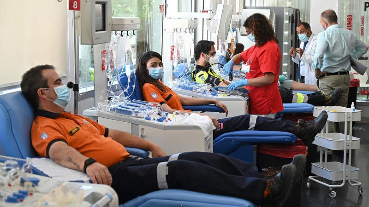 Imagen de voluntarios del Samur y Protección Civil donando sangre. FERNANDO VILLAR
