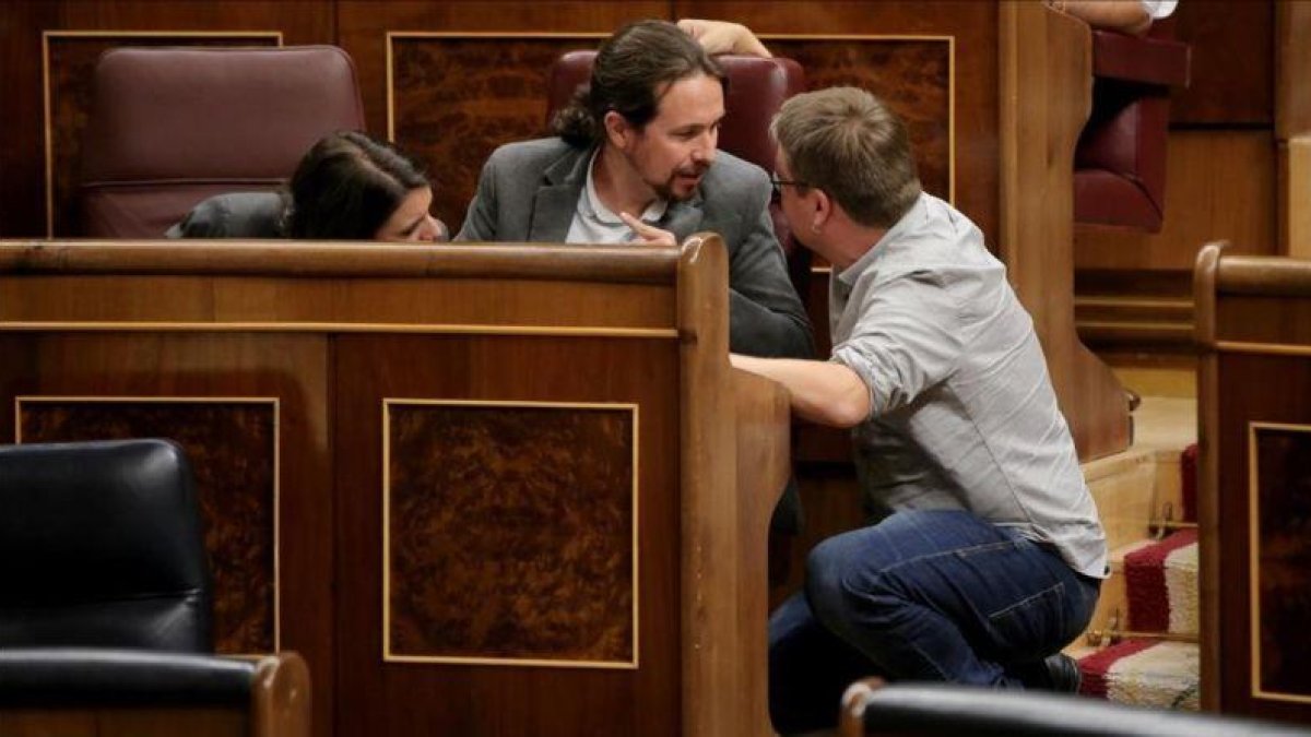 Xavier Domènech conversa con Pablo Iglesias durante el pleno del Congreso de los Diputados.
